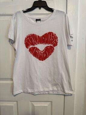 Project Runway White Short Sleeve Tee with Red Lip Heart Graphic